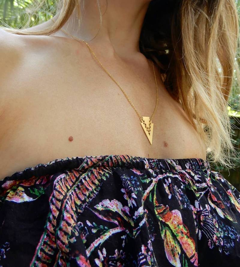 Zierliche Laser Cut Azteken Stil Ethno Dreieck Chevron Geometrisch Matt Vergoldet Anhänger Dünne Kabelkette Halskette von BabyRuthinFlorida