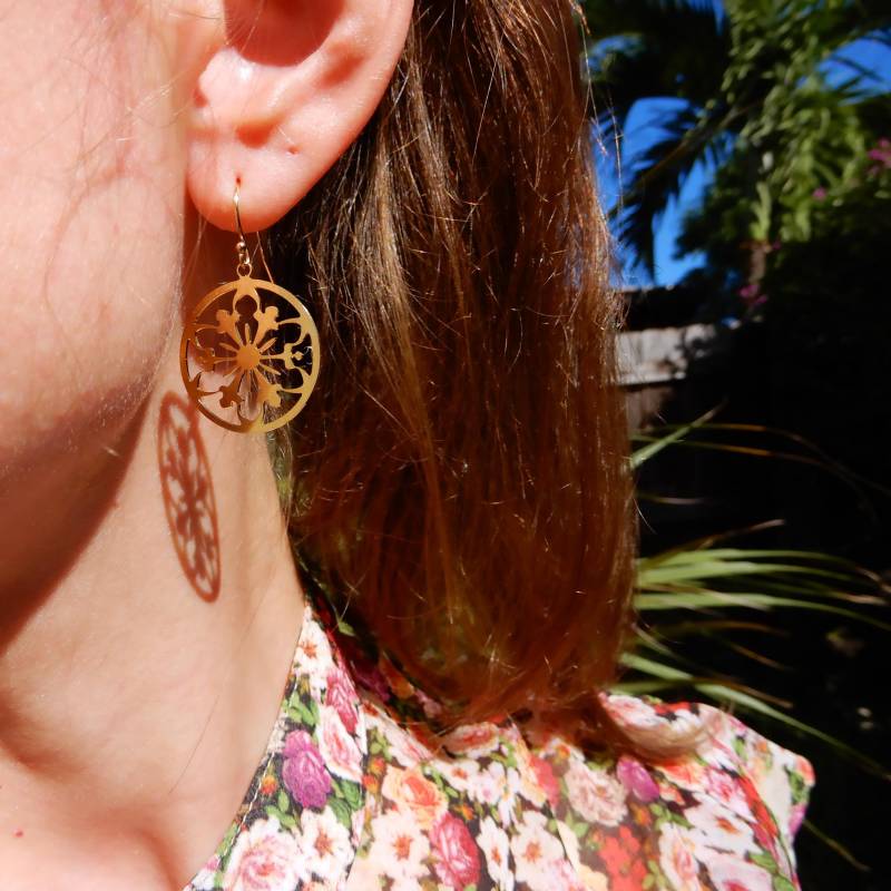Zierliche Lasergeschnittene, Filigrane, Glänzend Vergoldete Blumenanhänger Im Boho-stil Mit Goldgefüllten Hakenohrringen von BabyRuthinFlorida