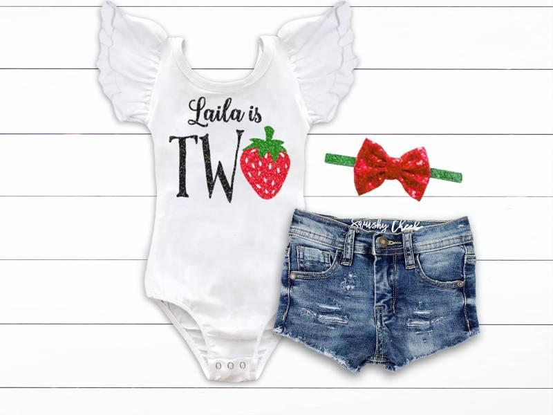 Erdbeere 2 Geburtstag Outfit Zwei Süße Shirt Shortcake Personalisierte Geburtstags-Outfit von BabySquishyCheeks