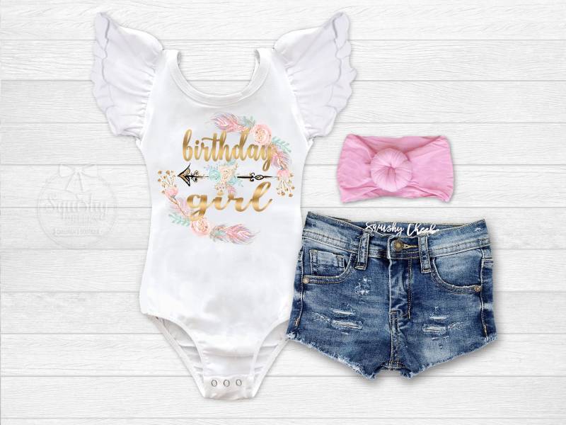 Geburtstag Mädchen Outfit 1. 2. Boho Trikot Feder Distressed Denim von BabySquishyCheeks