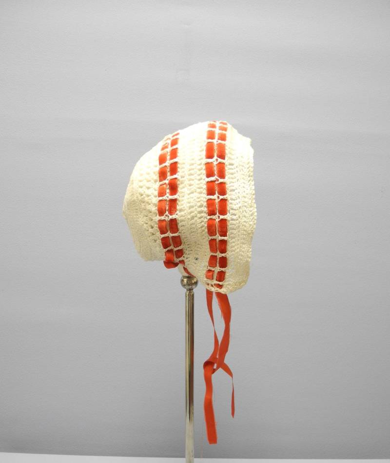 Vintage Gehäkelte Baby Mütze Handgemachte Elfenbein & Rot Samt, 3-6 Monate von BabyTweeds