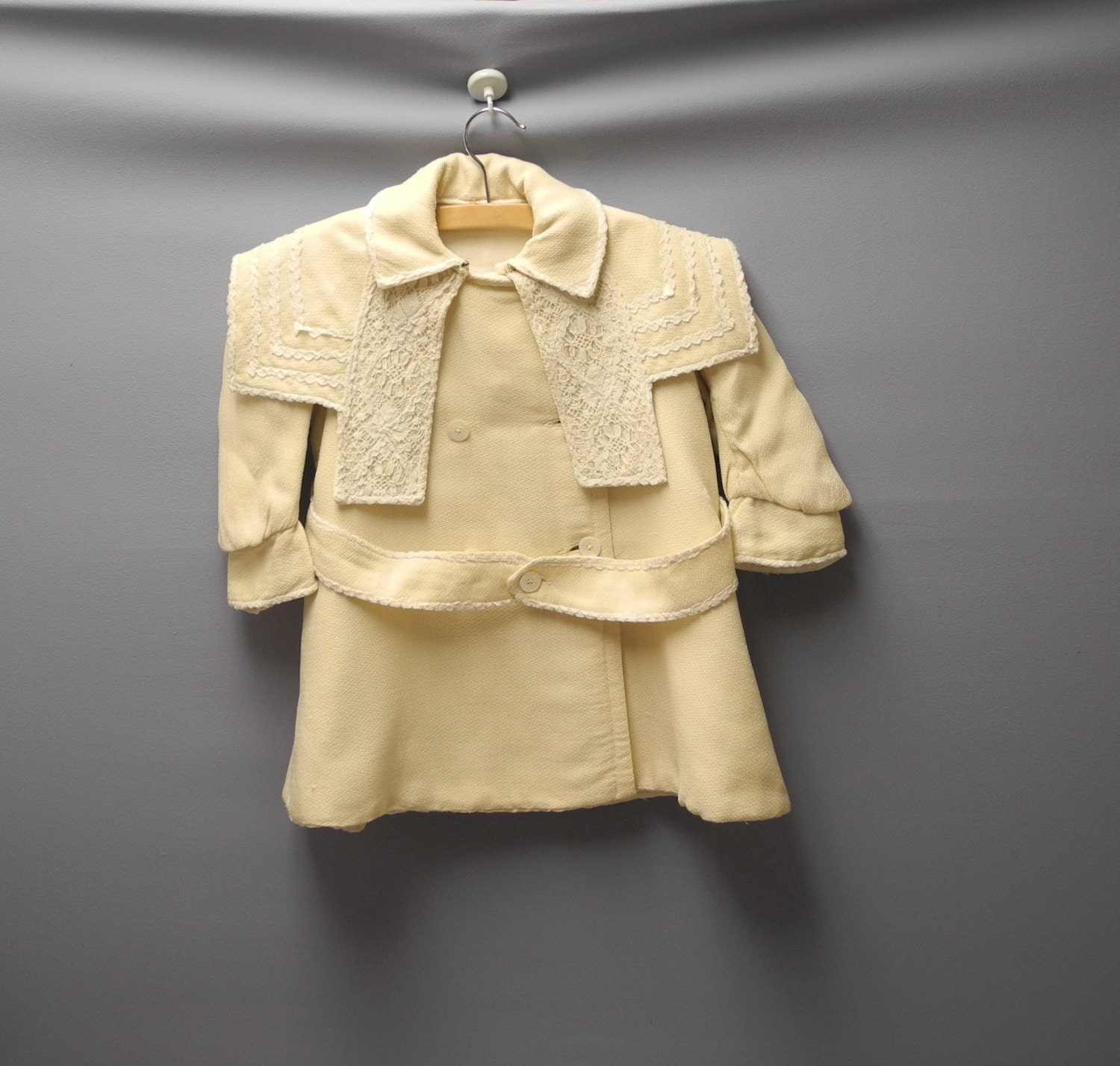 Vintage 1900S Handgemachter Cremefarbener Woll-Babymantel - Größe 92 von BabyTweeds