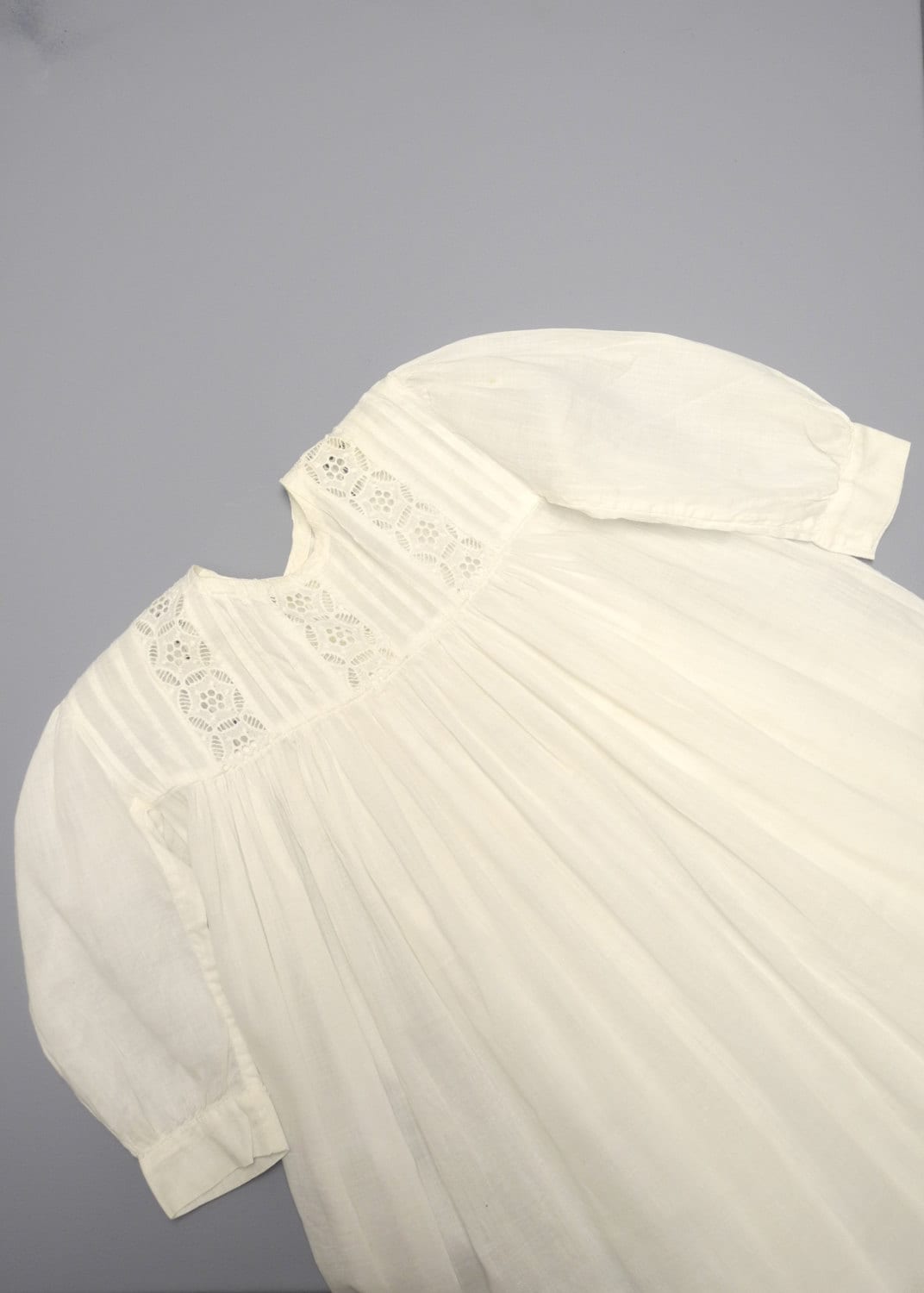 Vintage 1910S Handgefertigtes Weißes Baumwoll-Spitzen-Taufkleid-Set - Größe 6 Monate von BabyTweeds