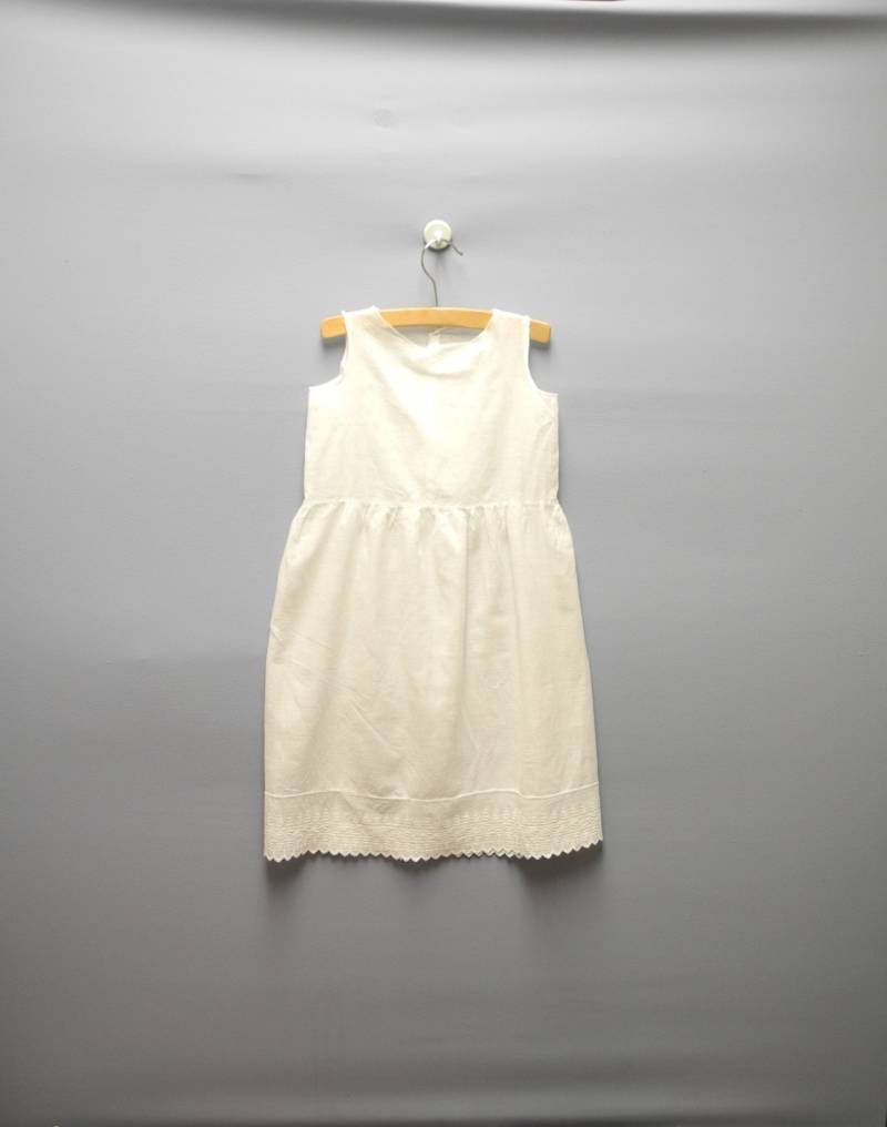 Vintage 1920S Handgefertigtes Weißes Besticktes Babykleid Aus Baumwolle - Größe 92 von BabyTweeds