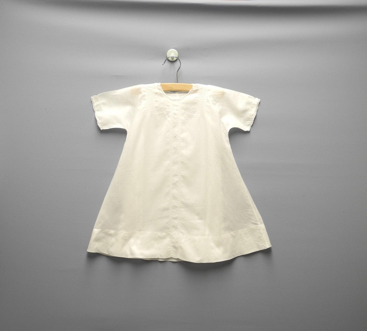 Vintage 1940Er Jahre Handgefertigtes Weißes Besticktes Baumwoll-Taufkleid-Set - Größe 9-12 Monate von BabyTweeds