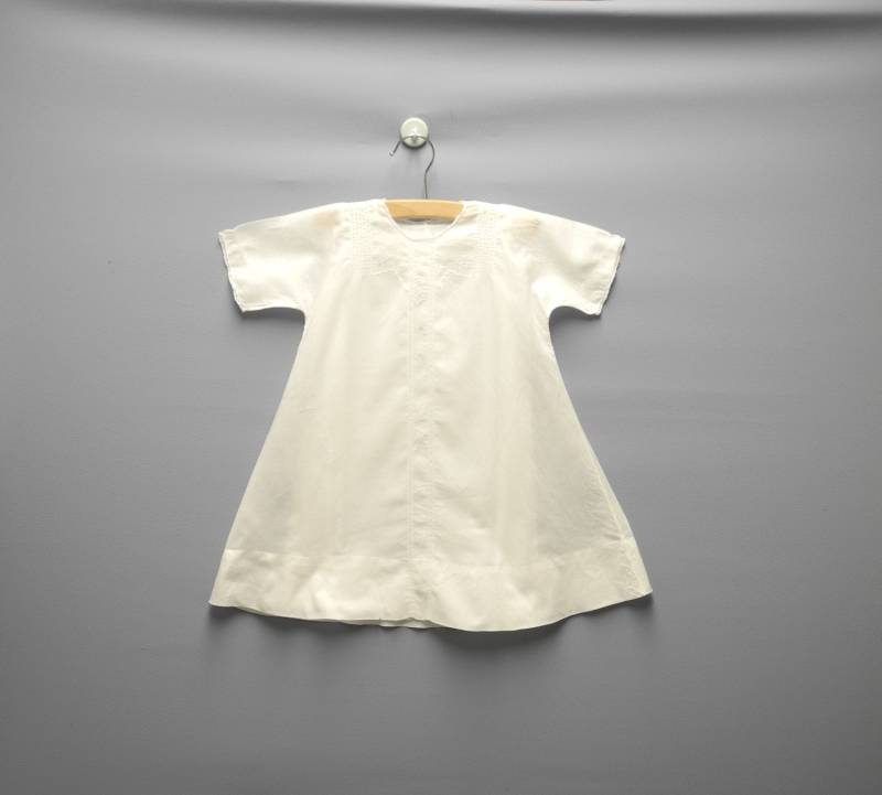 Vintage 1940Er Jahre Handgefertigtes Weißes Besticktes Baumwoll-Taufkleid-Set - Größe 9-12 Monate von BabyTweeds