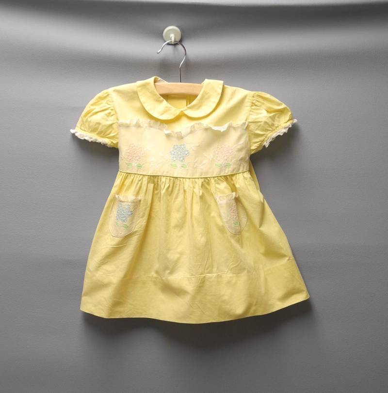 Vintage 1950S Kate Greenaway Gelbes Baumwoll Baby Kleid - Grösse 12 Monate von BabyTweeds