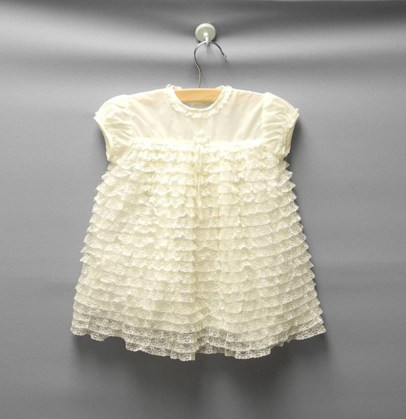 Vintage 1950S Baby Kleid Aus Cremefarbener Spitze - Grösse 6-9 Monate von BabyTweeds