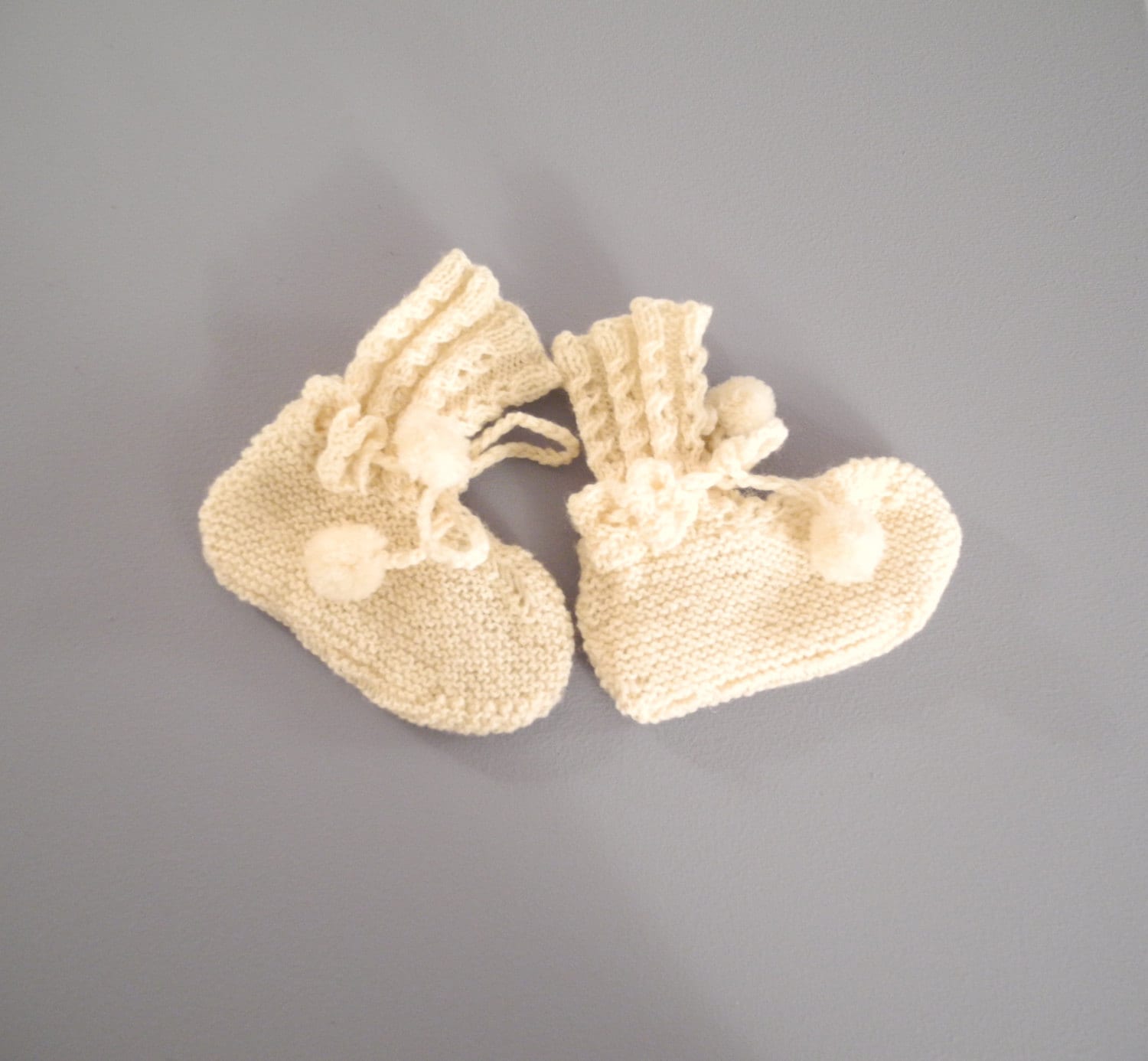 Vintage 1940S Handgestrickte Cremefarbene Baby Booties - Grösse 6-9 Monate von BabyTweeds