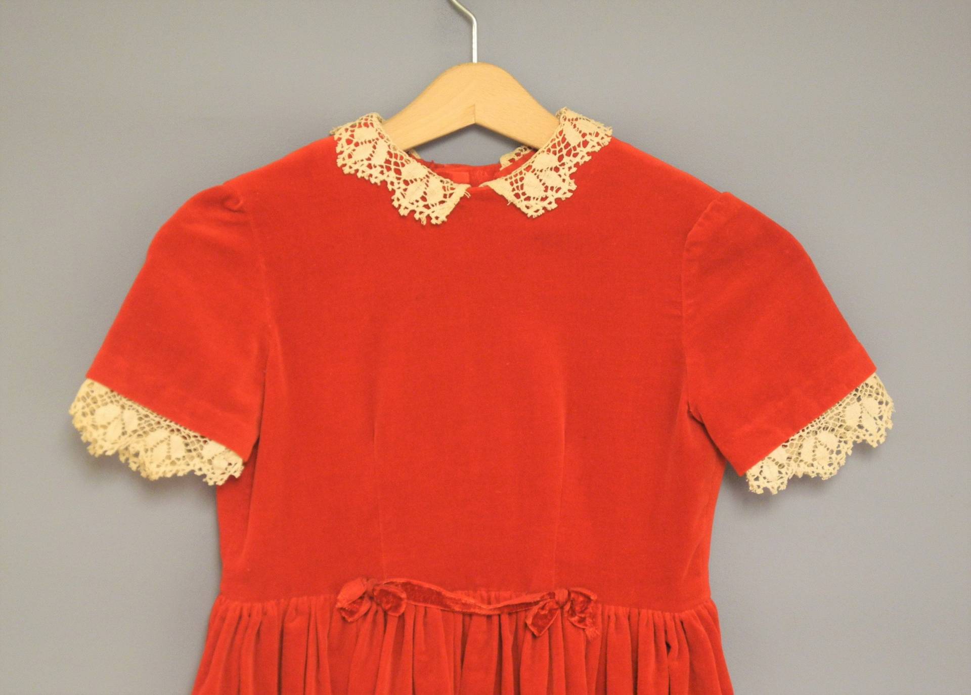 Vintage Mädchenkleid | 50Er Jahre Handgemachtes Rotes Samt Mädchen Kleid Größe 6 - 7 Vintage Mädchenkleid | 50Er Jahre Handgemachtes Rotes Samt Mädchen Kleid Größe 6 - 7 von BabyTweeds