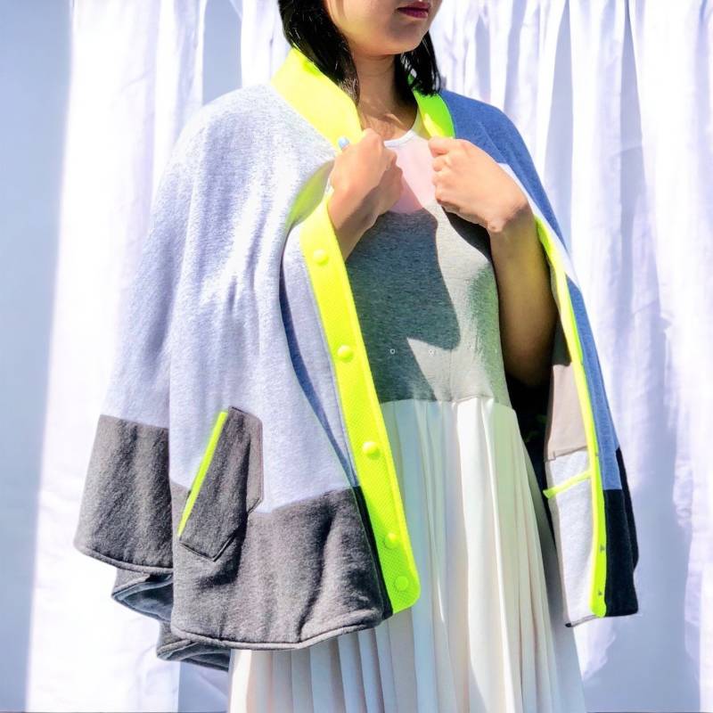Graues Cape in Colorblocking-Optik Mit Neon Paspel-Druckknopfverschluss Und Poncho-Taschen Graues Cape in Colorblocking-Optik Mit Neon Paspel-Druckknopfverschluss Und Poncho-Taschen von BabyVinylHandbags