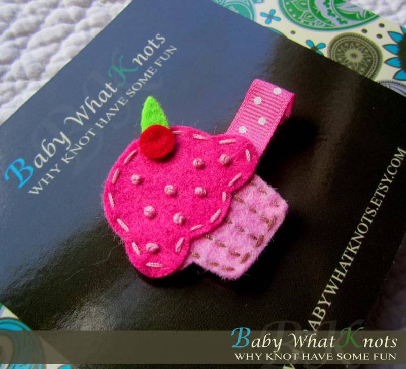 Cupcake Haarspange, Baby-Haarspange, Mädchen-Haarspange - Very Berry Hair Clippie von BabyWhatKnots