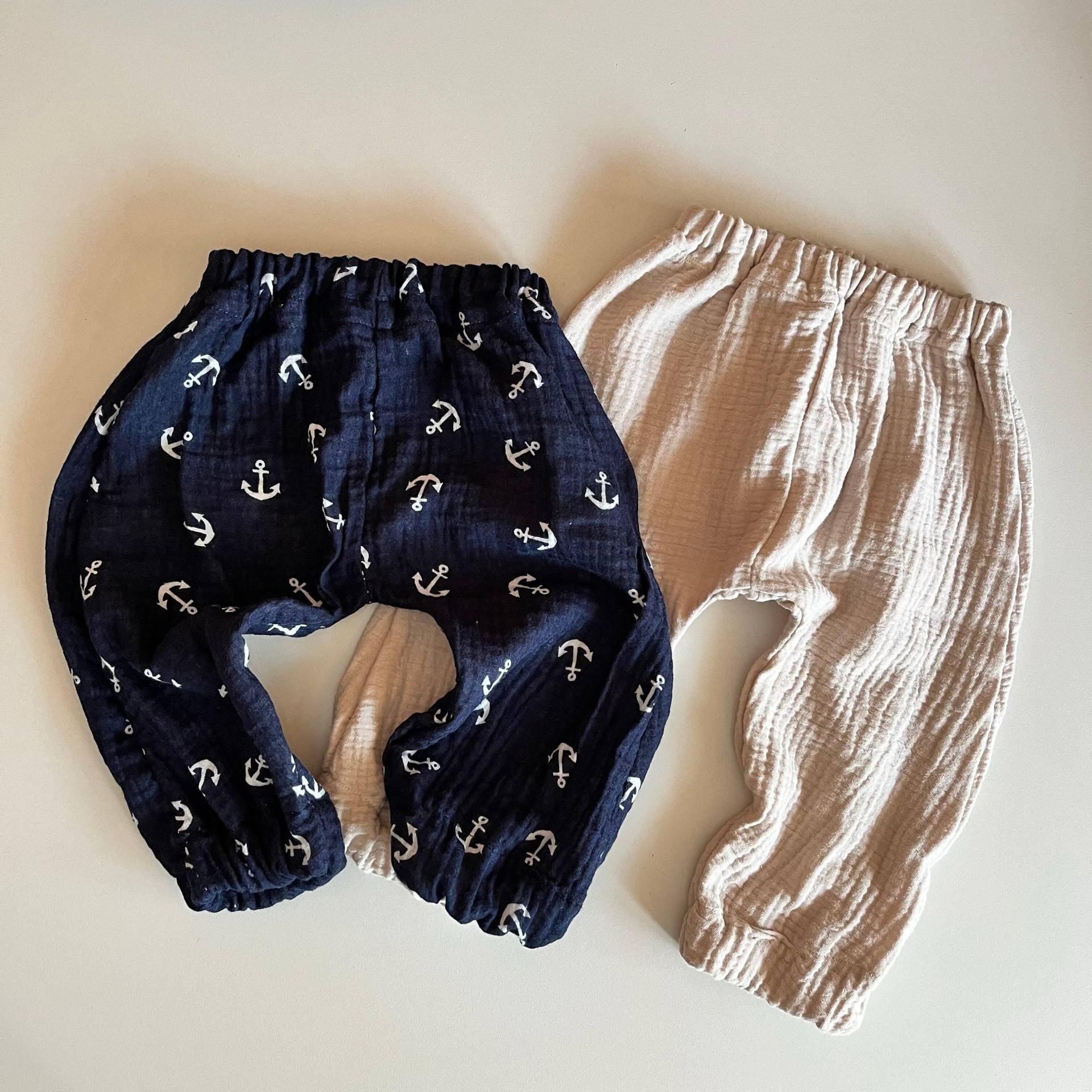 Musselinhose Babyhose 6-9 Monate/ Handnäht Hose Musselinstoff/Babygeschenk Geschenk Zur Geburt/ Babyboy Outfit Babyoutfit Baby Musselin von Babyplotterei