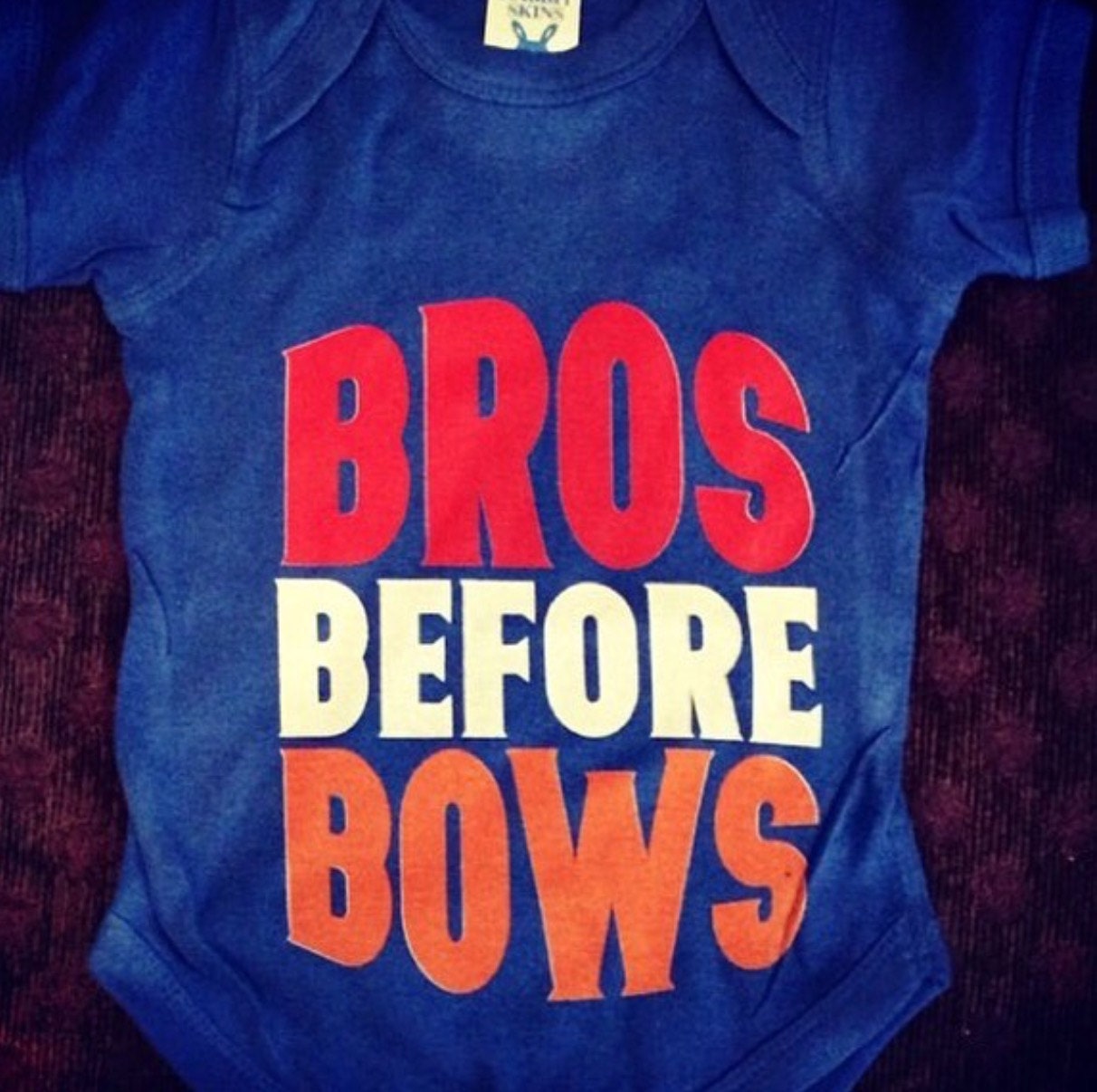 Bros Vor Bögen Säugling Body Und Kleinkind-T-Shirt von Babyteezandmore