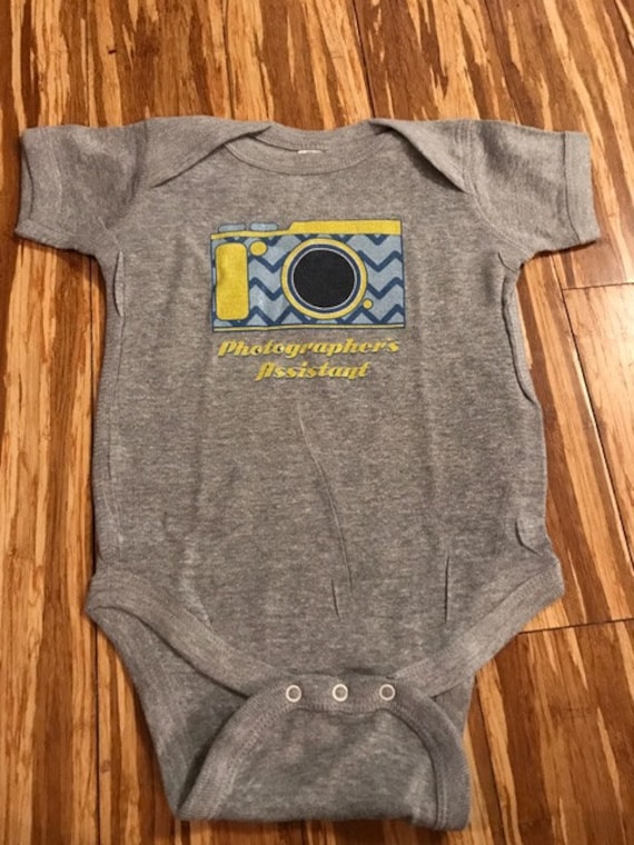 Des Fotografen Assistent Säugling Body/Kleinkind-T-Shirt von Babyteezandmore
