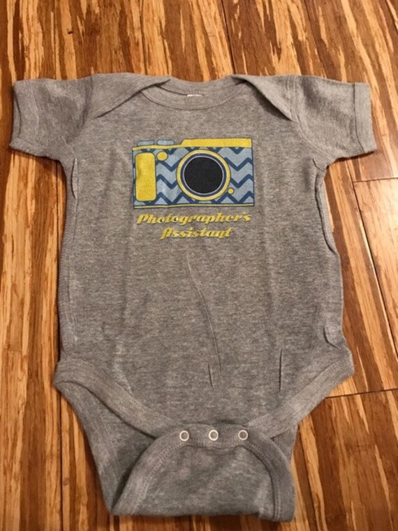 Des Fotografen Assistent Säugling Body/Kleinkind-T-Shirt von Babyteezandmore