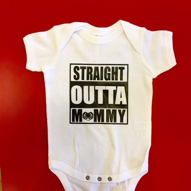 Gerade Outta Mama Baby Onesie von Babyteezandmore