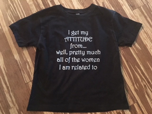 Ich Bekomme Meine Einstellung Von Gut Ziemlich Viel Alle Frauen, Die Ich Bin Im Zusammenhang Mit Kleinkind-strampler Und Kleinkind-T-Shirt Ich Bekomme Meine Einstellung Von Gut Ziemlich Viel Alle Frauen, Die Ich Bin Im Zusammenhang Mit Kleinkind-strampler Und Kleinkind-T-Shirt von Babyteezandmore