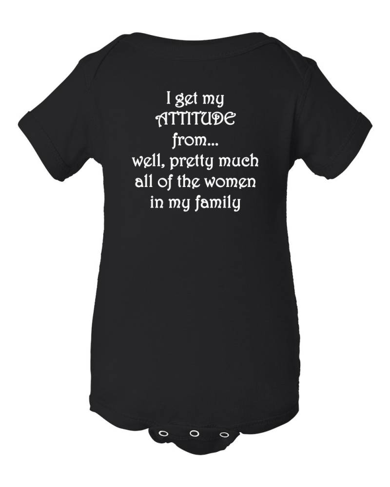 Ich Bekomme Meine Haltung Von... Gut So Ziemlich Alle Von Den Frauen in Meiner Familie Kleinkind-strampler Und Kleinkind-T-Shirt von Babyteezandmore