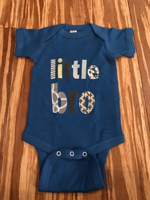 Kleine Bro Onesie/Kleinkind-T-Shirt Neugeborenen Kommen Nach Hause Body Kleinen Bruder T-Shirt von Babyteezandmore