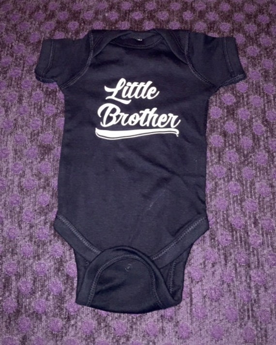 Kleiner Bruder Baby Onesie von Babyteezandmore