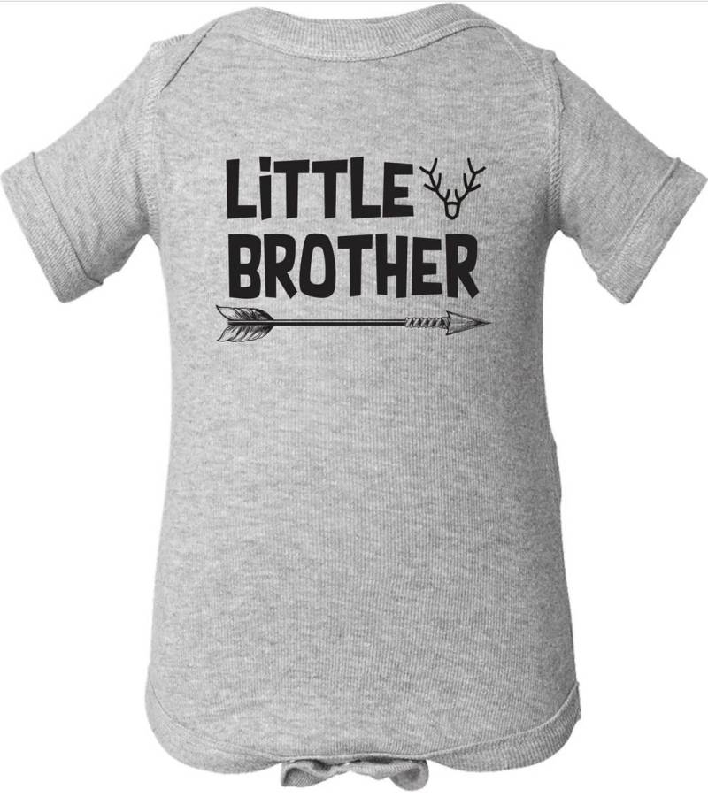 Kleiner Bruder Hirsch Onesie/Kleinkind Kleine T-Shirt von Babyteezandmore