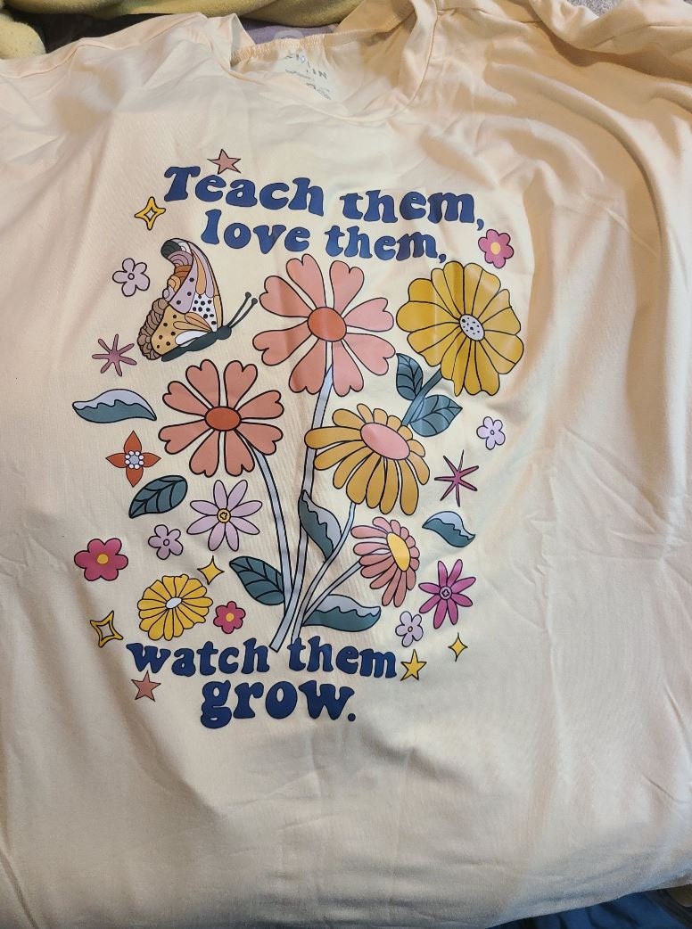 Lehren Sie Sie Lieben Sehen Wachsen Tshirt Lehren Sie Sie Lieben Sehen Wachsen Tshirt von Bachmannralph