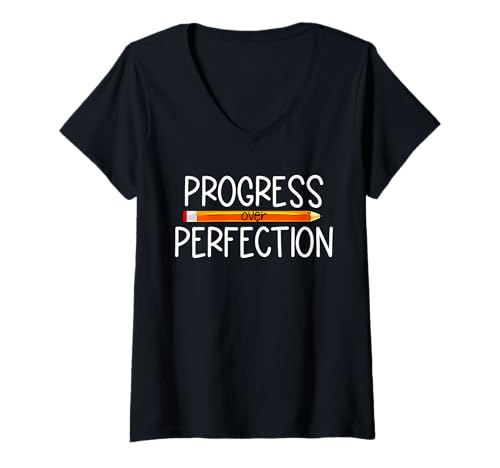 Damen Fortschritt über Perfektion Zurück zur Schule Lehrer T-Shirt mit V-Ausschnitt von Back To School Boys & Girls Co.