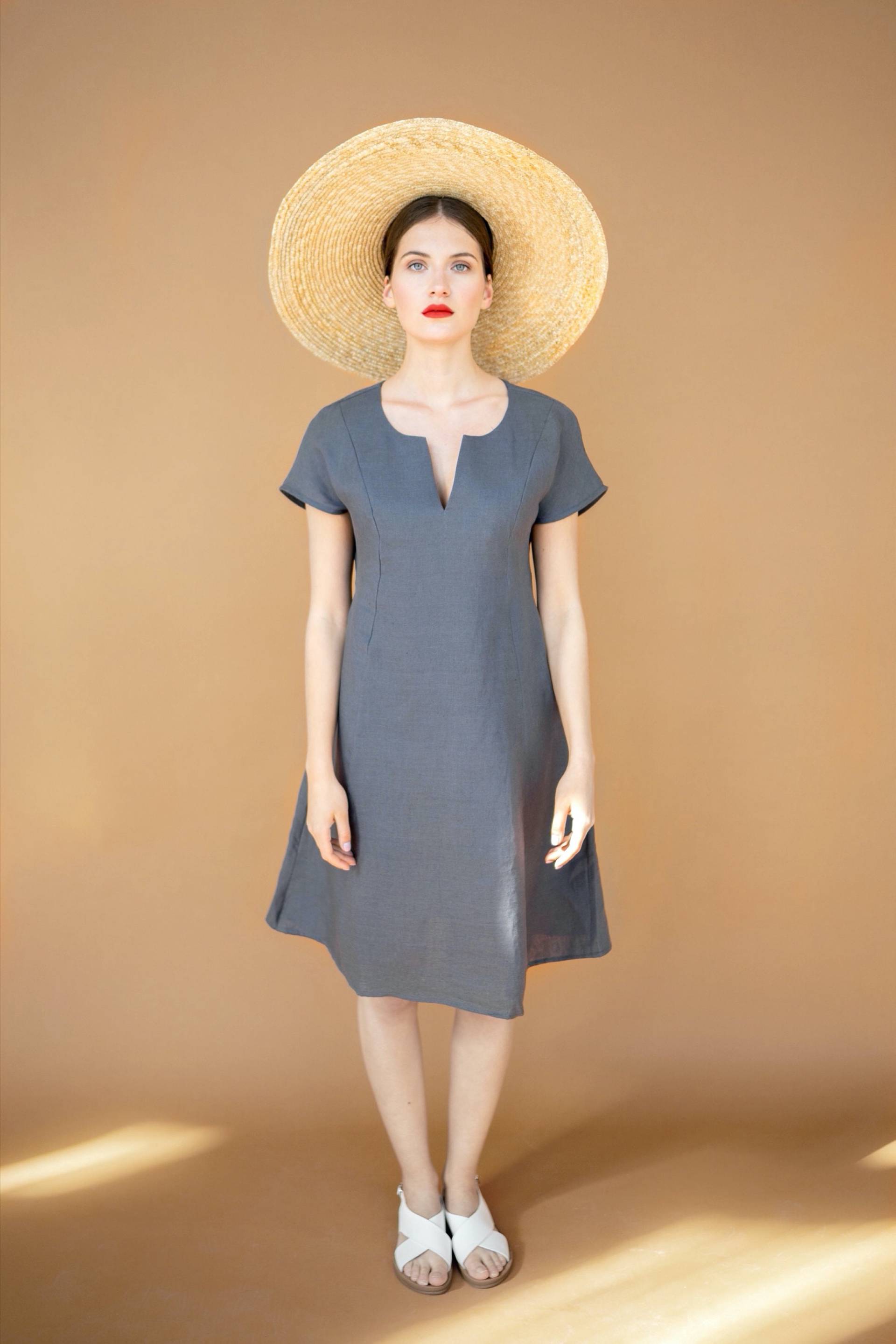 Leinen Kurzarm Kleid Mit Split Cut Ausschnitt Und A-Line Silhouette, Housewarming Geschenk Leinen Kurzarm Kleid Mit Split Cut Ausschnitt Und A-Line Silhouette, Housewarming Geschenk von Back2Linen