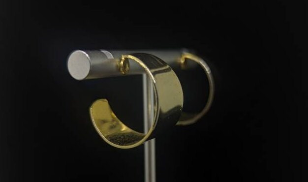 Gold Toned Halb Hoop Ohrringe, Wide Faced Hooped Ohrringe Gold Toned Halb Hoop Ohrringe, Wide Faced Hooped Ohrringe von BackRoadCharm
