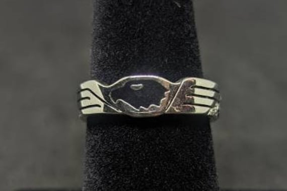 Silber Adler Band, Biker Band Mit Schild Seitlich Detail Silber Adler Band, Biker Band Mit Schild Seitlich Detail von BackRoadCharm