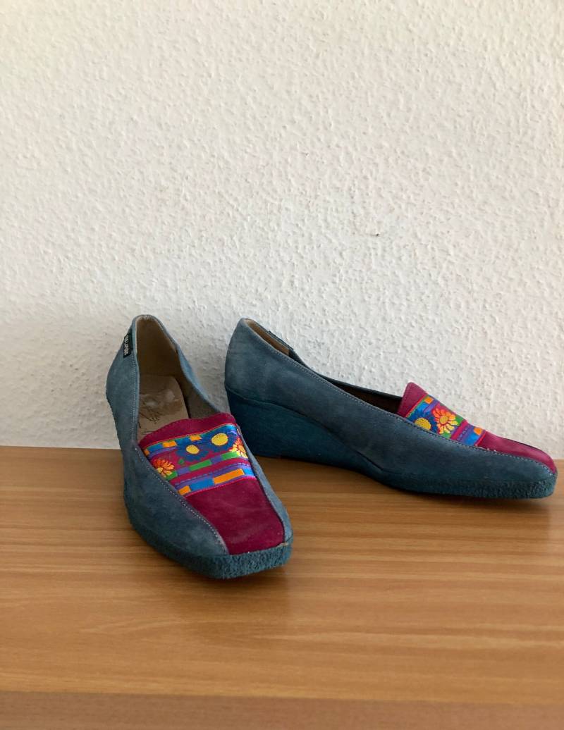 Designer Keilschuhe Ted Lapidus Wildleder Stickerei Türkis Burgunderrot Vintage 80-Er von BackToFutureFashion