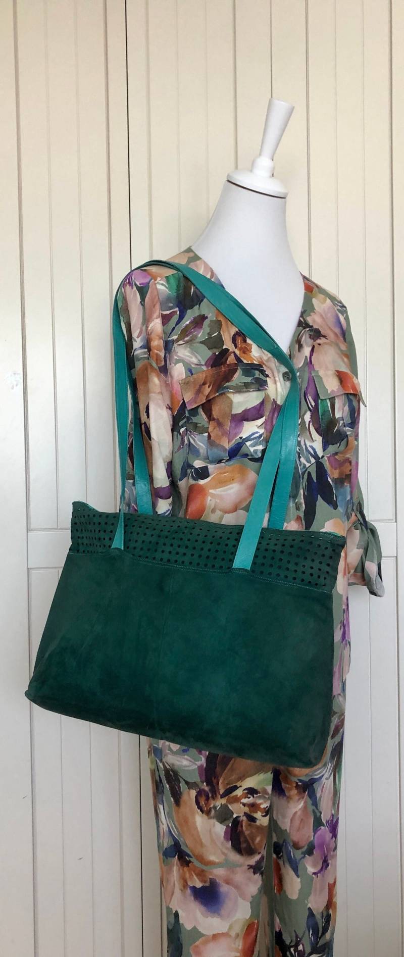 Designer Schultertasche Charles Jourdan Wildleder Grün Vintage von BackToFutureFashion