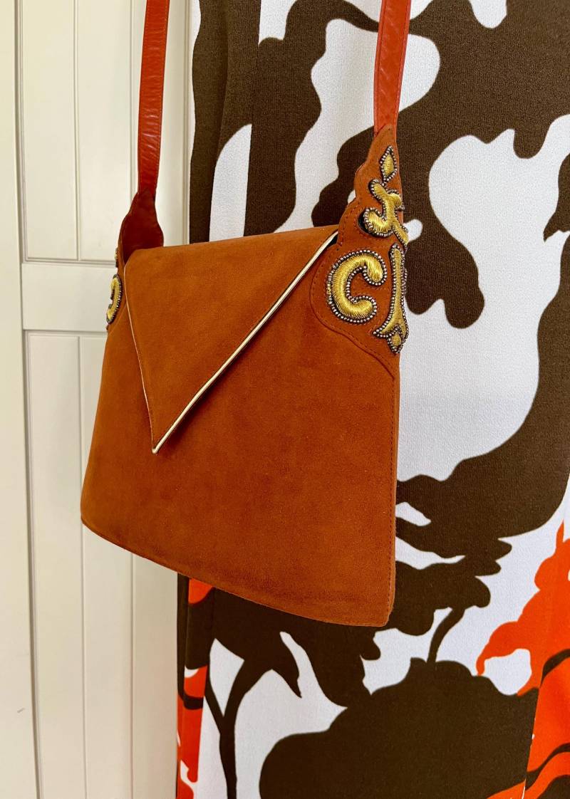 Designer Tasche Charles Jourdan Wildleder Stickerei Rost Gold Vintage 80Er Designer Tasche Charles Jourdan Wildleder Stickerei Rost Gold Vintage 80Er von BackToFutureFashion
