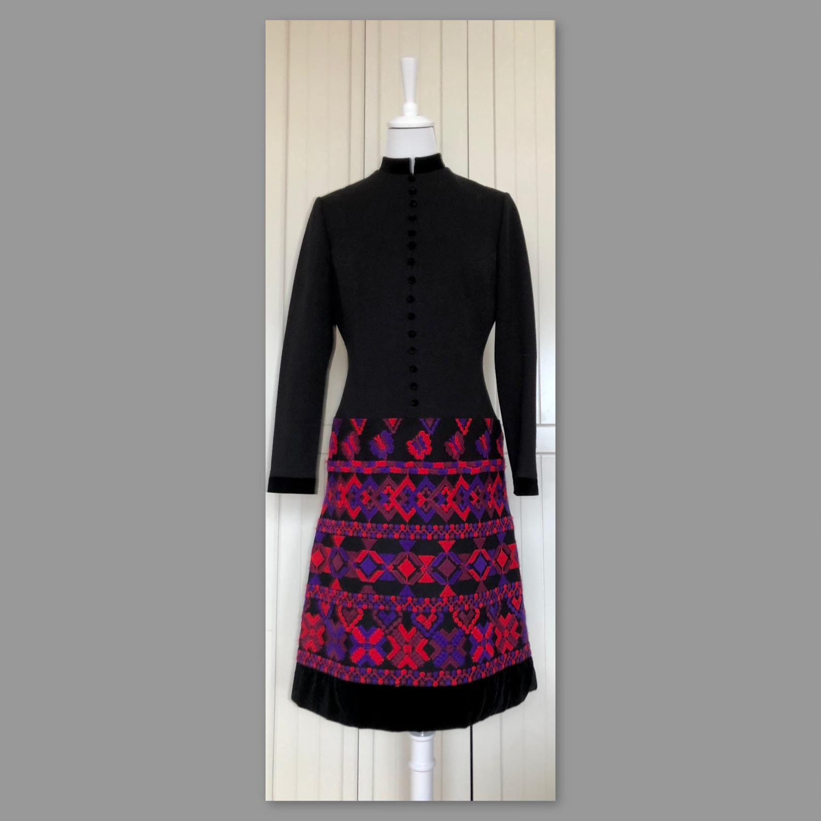 Jerseykleid Lucie Linden Stickerei Schwarz Rot Lila Vintage von BackToFutureFashion