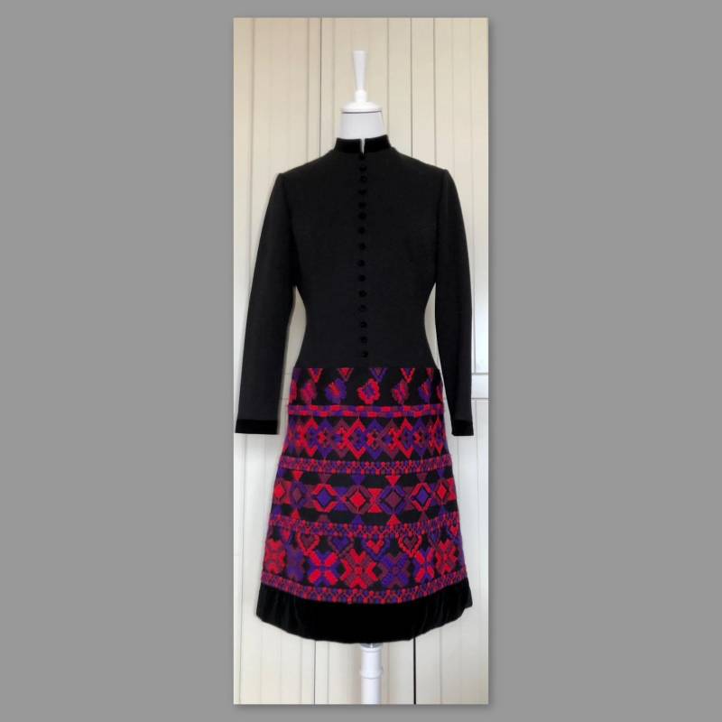 Jerseykleid Lucie Linden Stickerei Schwarz Rot Lila Vintage von BackToFutureFashion