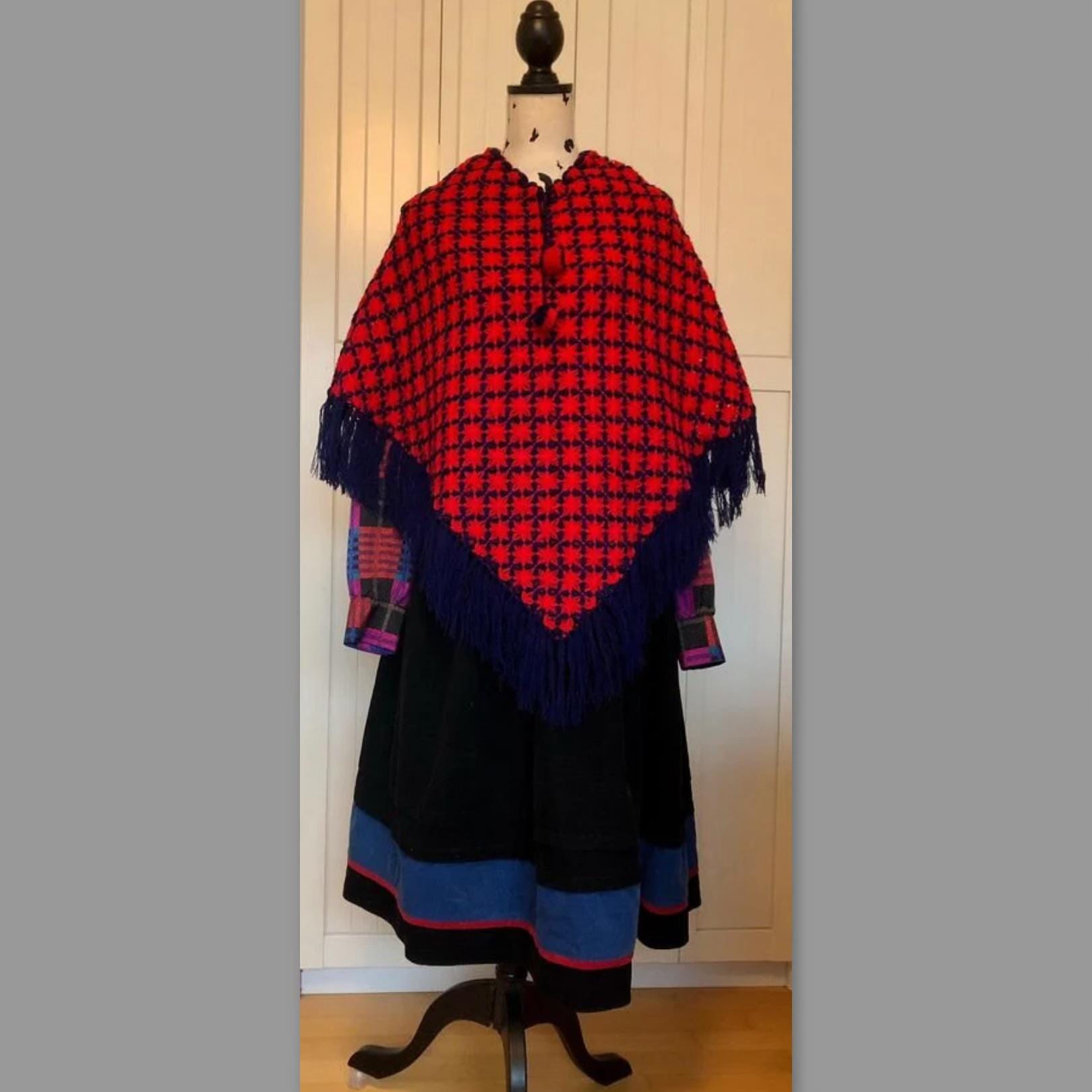 Poncho Gehäkelt Rot/Blau Vintage von BackToFutureFashion
