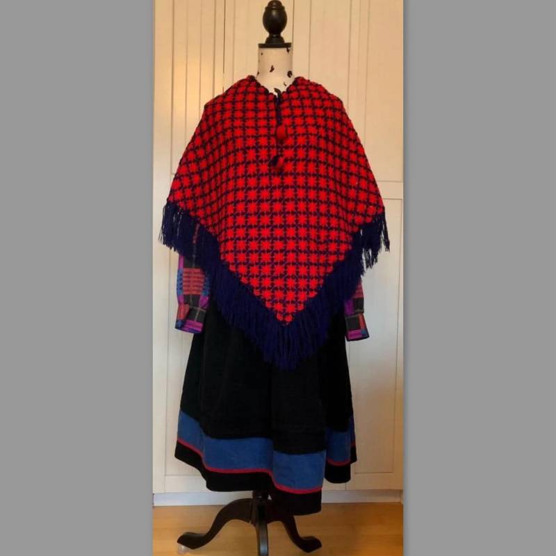 Poncho Gehäkelt Rot/Blau Vintage von BackToFutureFashion