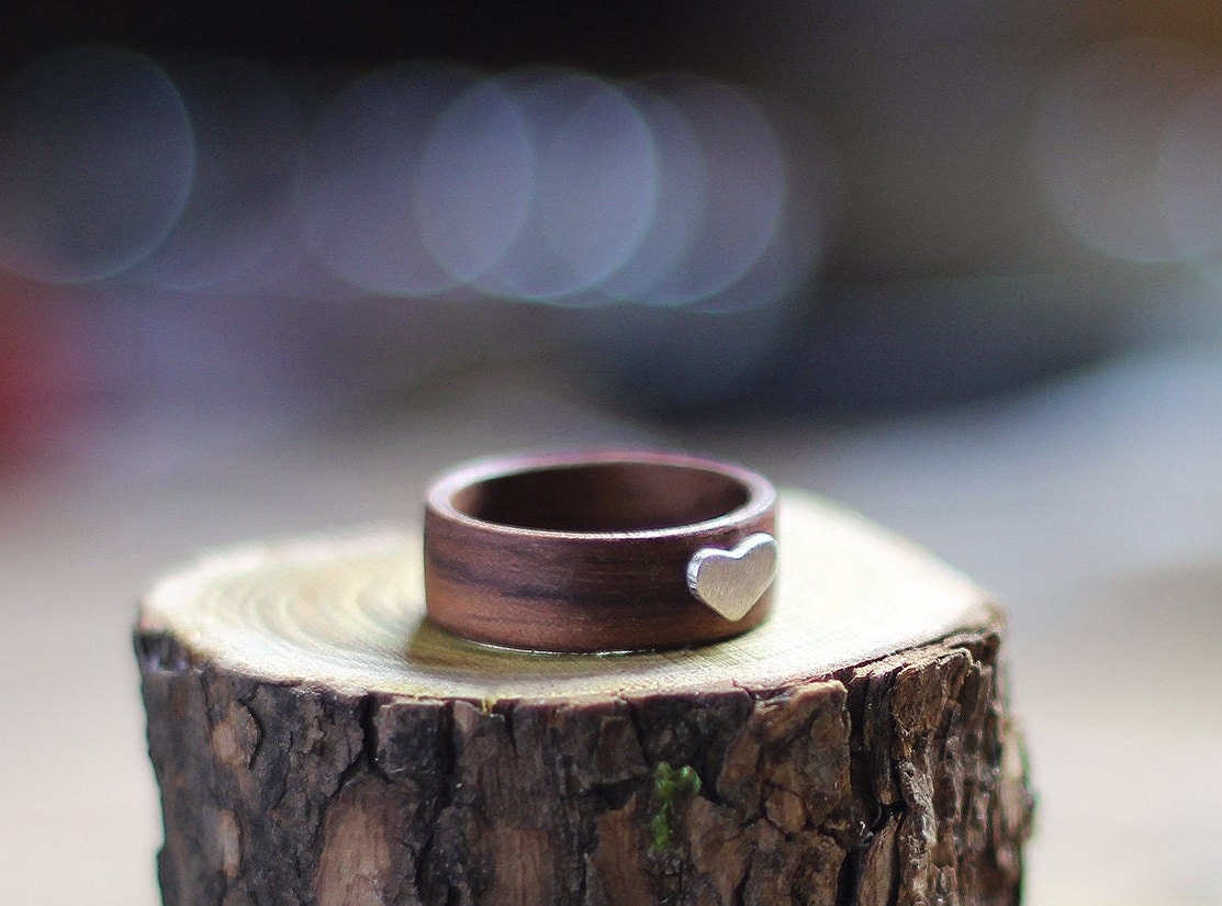 Bugholz Holzring Handgefertigt Aus Walnussholz Und Weißem Stein Unisex, Herz Ring, Silberring, Natur Holzbox, Geschenkbox Bugholz Holzring Handgefertigt Aus Walnussholz Und Weißem Stein Unisex, Herz Ring, Silberring, Natur Holzbox, Geschenkbox von BackToTheWoodsShop