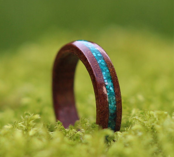 Handgefertigter Holzring Aus Kirschholz Mit Türkis Glitzer Handgefertigter Holzring Aus Kirschholz Mit Türkis Glitzer von BackToTheWoodsShop