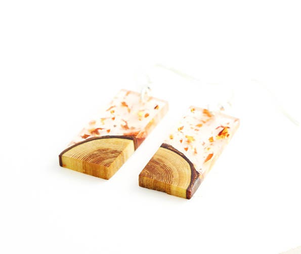 Holzohrringe Aus Lärchenholz Und Resin Mit Rosegoldflocken Holzohrringe Aus Lärchenholz Und Resin Mit Rosegoldflocken von BackToTheWoodsShop