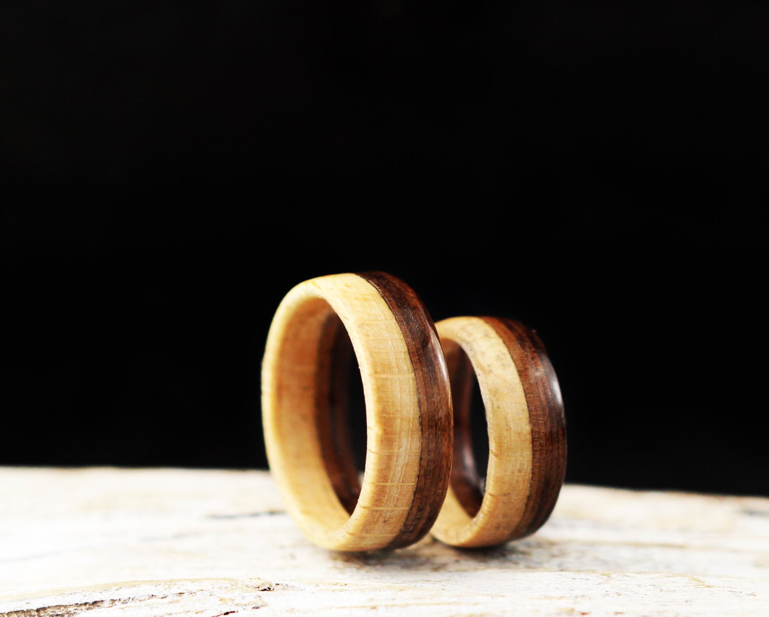 Holzring Handgefertigt Aus Nussbaum Und Birkenholz, Kontrast Unisex Holzring Handgefertigt Aus Nussbaum Und Birkenholz, Kontrast Unisex von BackToTheWoodsShop