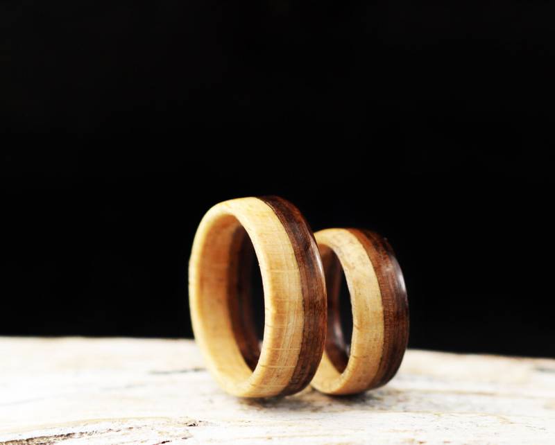 Holzring Handgefertigt Aus Nussbaum Und Birkenholz, Kontrast Unisex Holzring Handgefertigt Aus Nussbaum Und Birkenholz, Kontrast Unisex von BackToTheWoodsShop