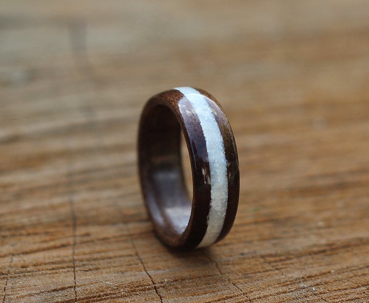 Holzring Handgefertigt Aus Walnussholz Und Weißem Kieselstein Unisex Holzring Handgefertigt Aus Walnussholz Und Weißem Kieselstein Unisex von BackToTheWoodsShop