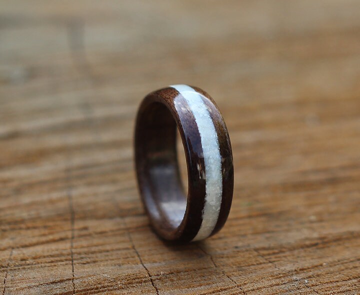 Holzring Handgefertigt Aus Walnussholz Und Weißem Kieselstein Unisex Holzring Handgefertigt Aus Walnussholz Und Weißem Kieselstein Unisex von BackToTheWoodsShop