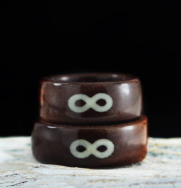 Leuchtet Im Dunkeln Holzring Mit Blauem Leuchten, Handgefertigt Aus Walnussholz Und Leuchtpigment, Infinity Ring, Ehering von BackToTheWoodsShop