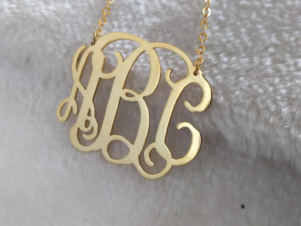 Gold Monogramm Halskette, Benutzerdefinierte Initial Vine Script Namensschild Weihnachtsgeschenk von BackZeroDesign