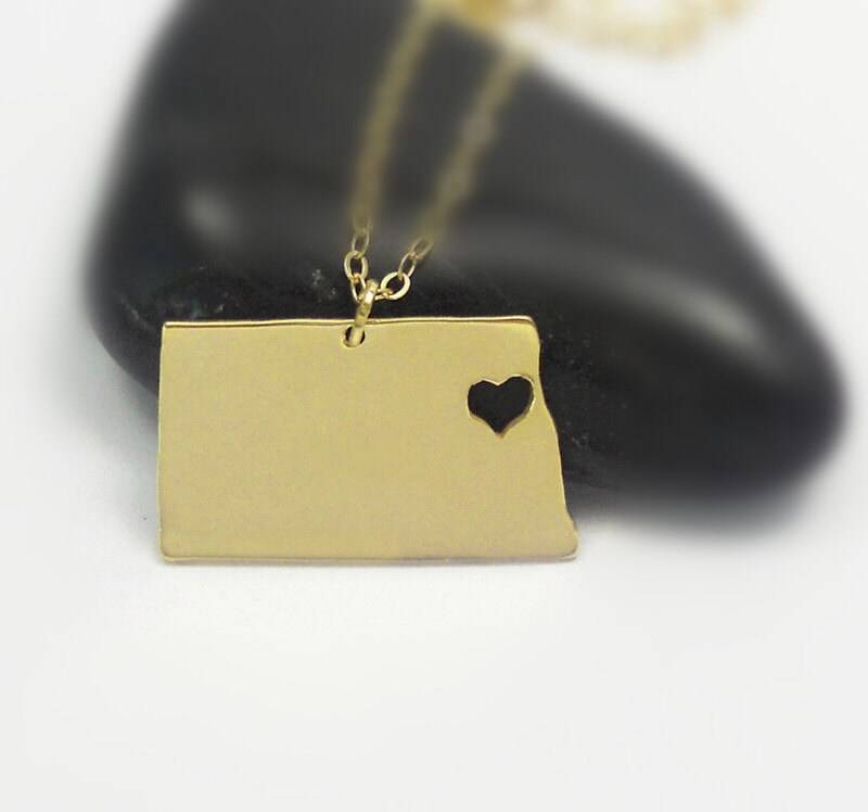 Gold North Dakota State Halskette, Nd Charm Anhänger, Halskette Mit Einem Herz Gold North Dakota State Halskette, Nd Charm Anhänger, Halskette Mit Einem Herz von BackZeroDesign