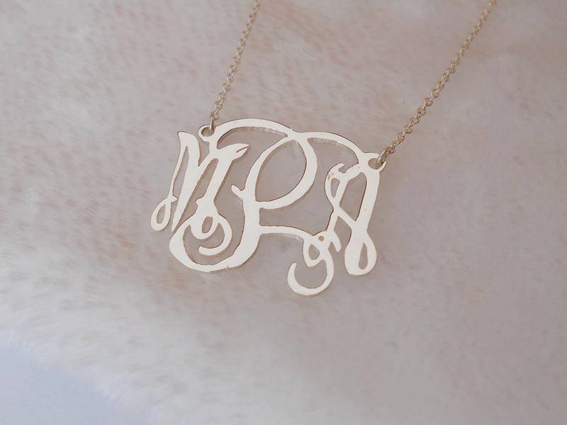 Monogramm Halskette 2 Zoll Extra Groß, Initial Charm, 2-Zoll-Monogramm Halskette, Vine Script Namensschild von BackZeroDesign
