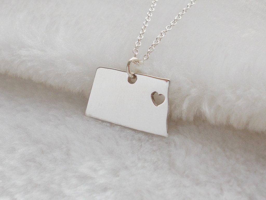 Silber North Dakota Förmige Halskette, Nd Zustand Charm Anhänger, Nord Halskette Mit Einem Herz Silber North Dakota Förmige Halskette, Nd Zustand Charm Anhänger, Nord Halskette Mit Einem Herz von BackZeroDesign